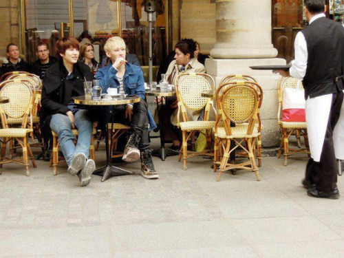 kyuhyun-and-hyukjae-in-paris-from-different-angle-cr-to-the-owner-via-cai_large